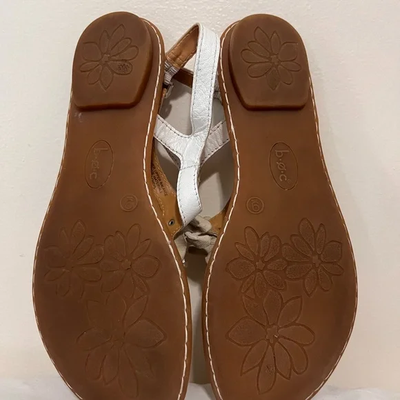 B.O.C. White leather flat sandal in size 9 - Picture 11 of 12